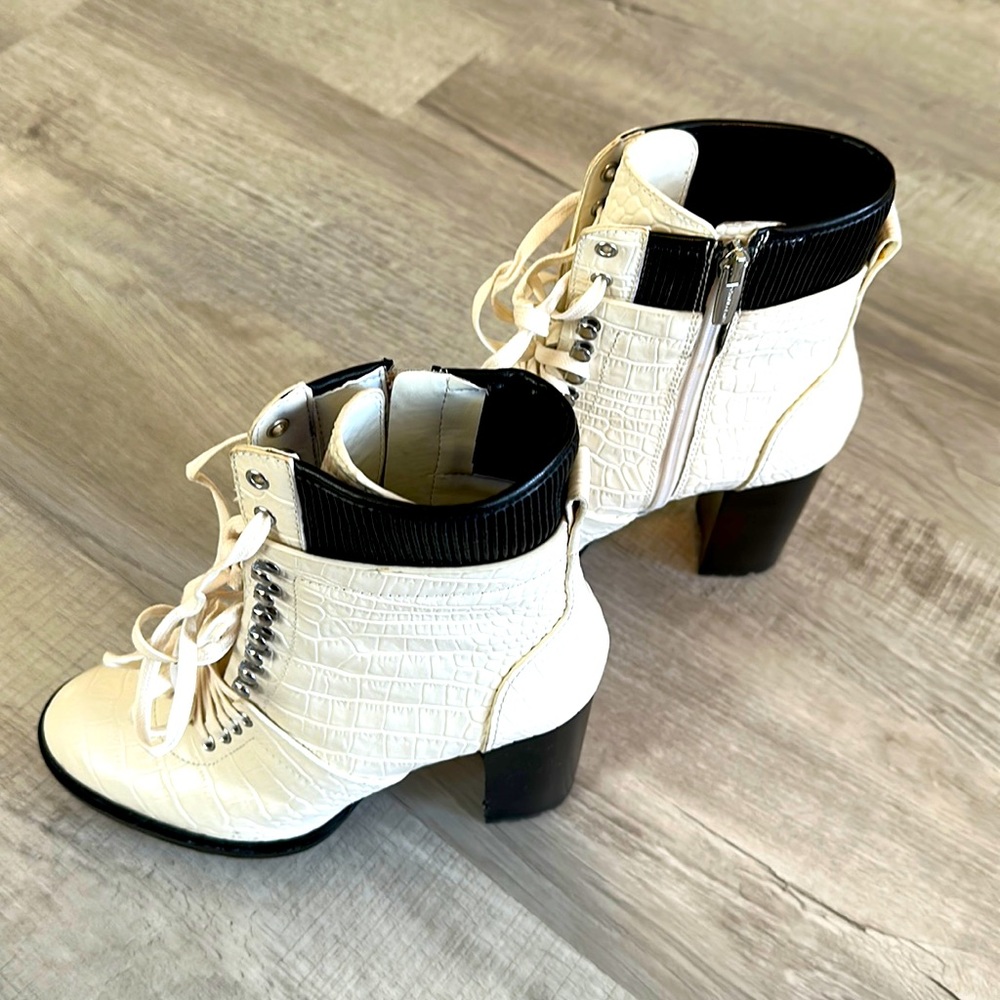 Vince Camuto Womens Ermania Boots NWOT lace ups in perfect shape **FINAL PRICE** - Picture 1 of 8